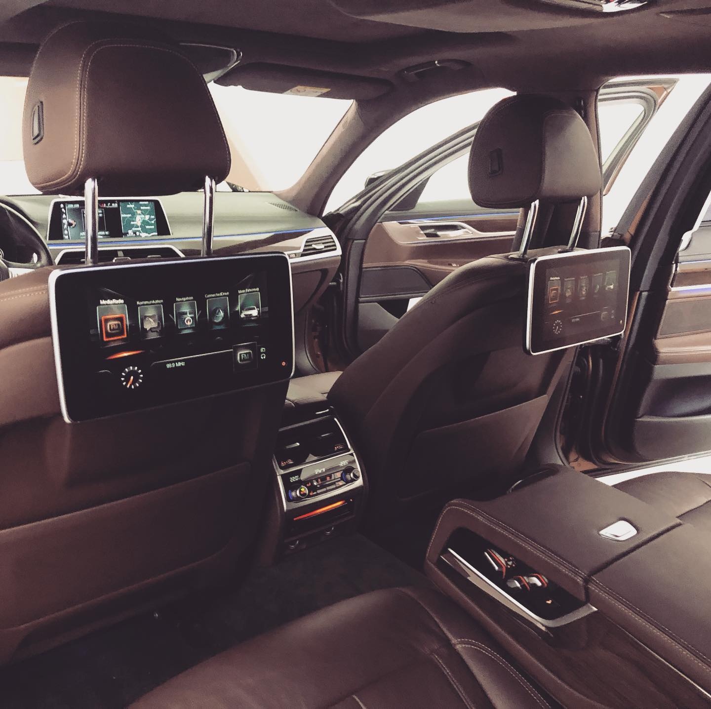 Der BMW 7er in der Langversion nun auch von innen, mit dem von uns nachgerüsteten Fond Entertainment 🙌🏼💥 Da freut man sich ausnah… Bild 2