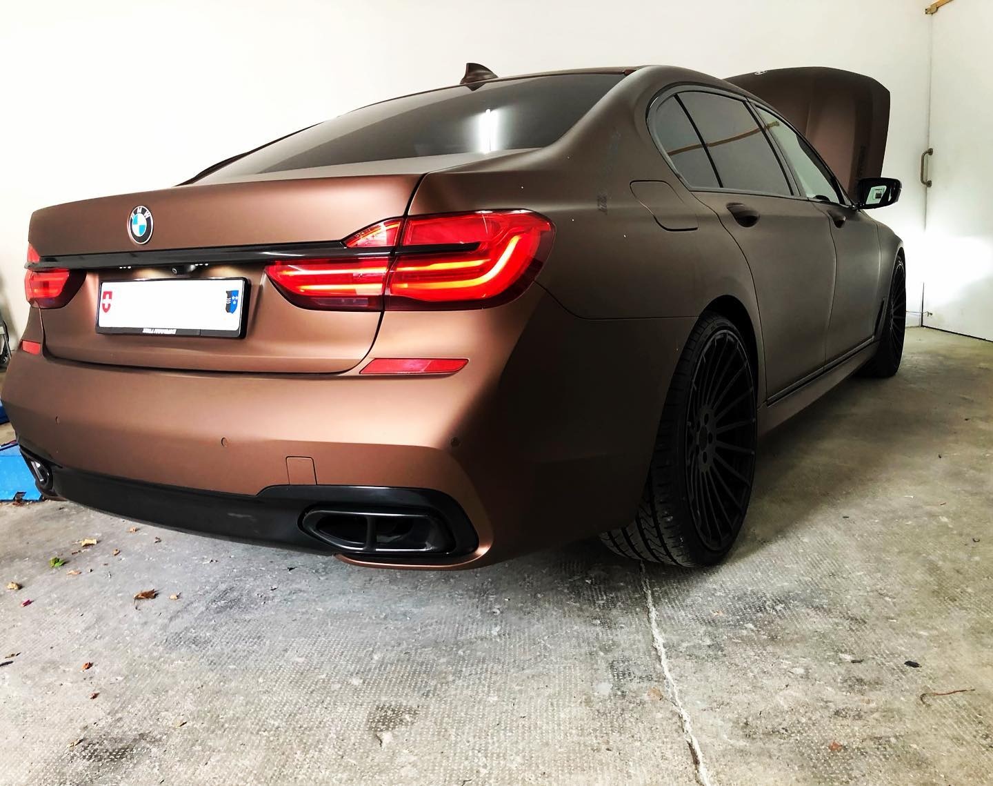 BMW 7er in der Langversion zur Nachrüstung von Fond Entertainment bei uns in der Bimmer Manufaktur 🛠🏚 Das Wort zum Donnerstag: „W… Bild 1