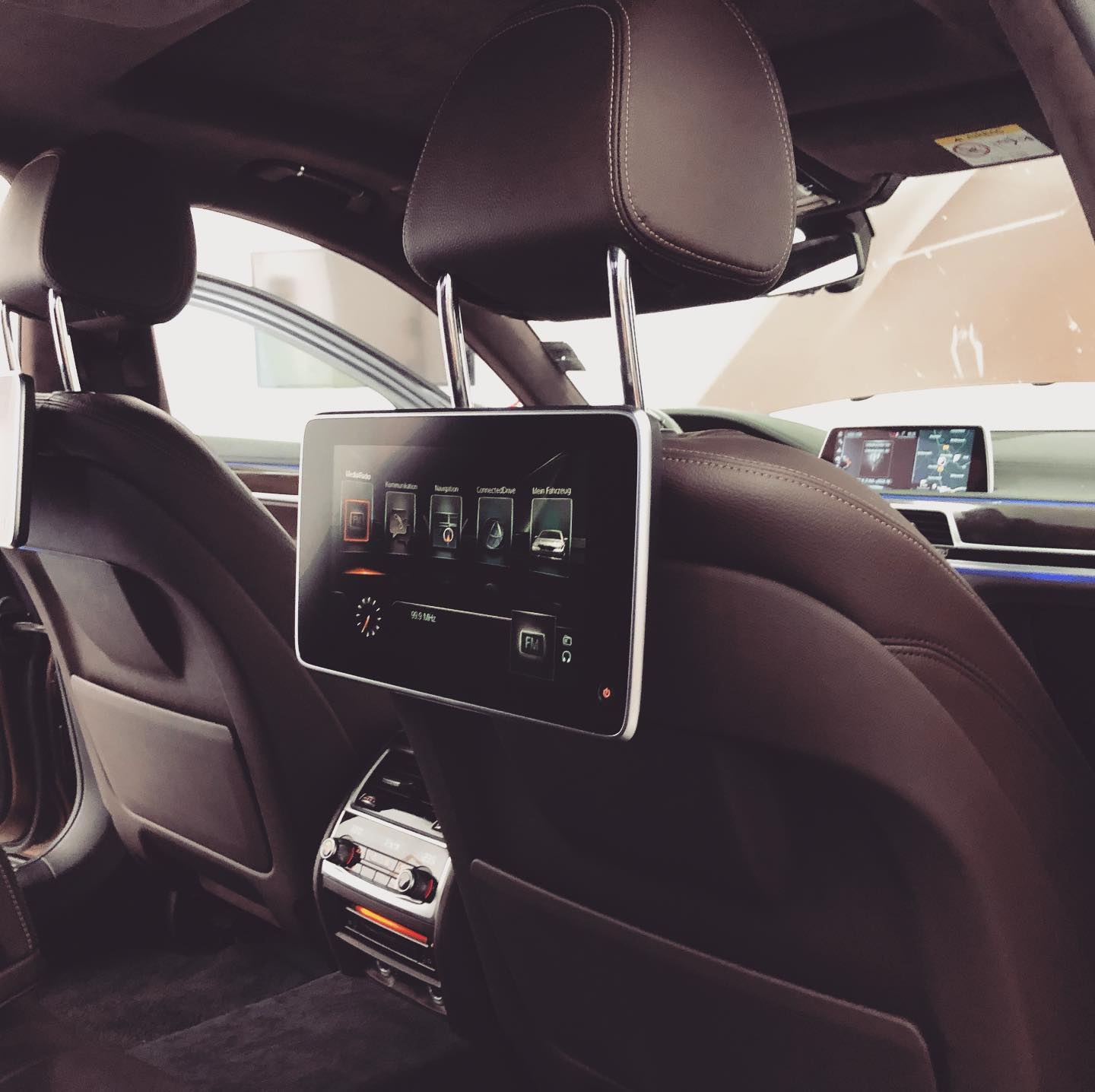 Der BMW 7er in der Langversion nun auch von innen, mit dem von uns nachgerüsteten Fond Entertainment 🙌🏼💥 Da freut man sich ausnah… Bild 3