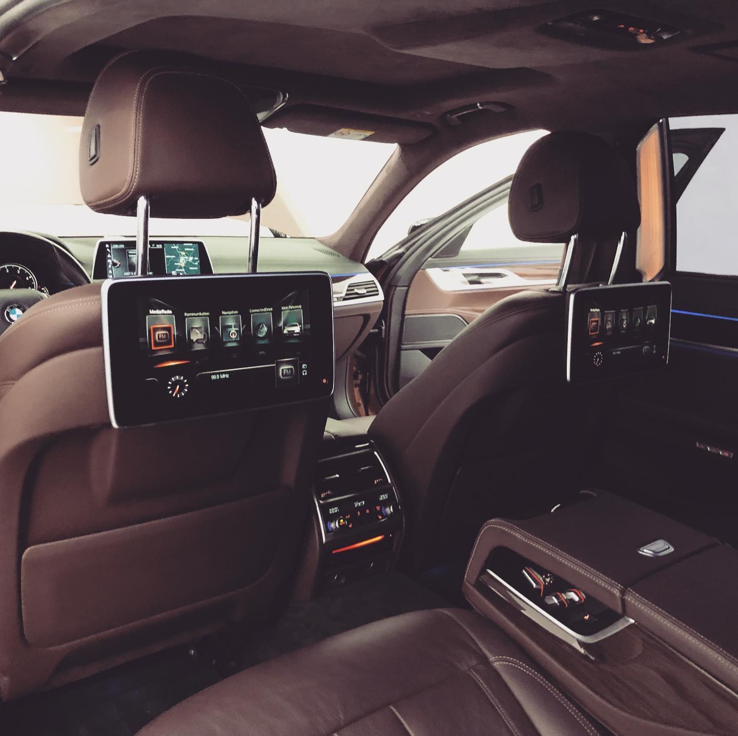 Der BMW 7er in der Langversion nun auch von innen, mit dem von uns nachgerüsteten Fond Entertainment 🙌🏼💥 Da freut man sich ausnah… Bild 1