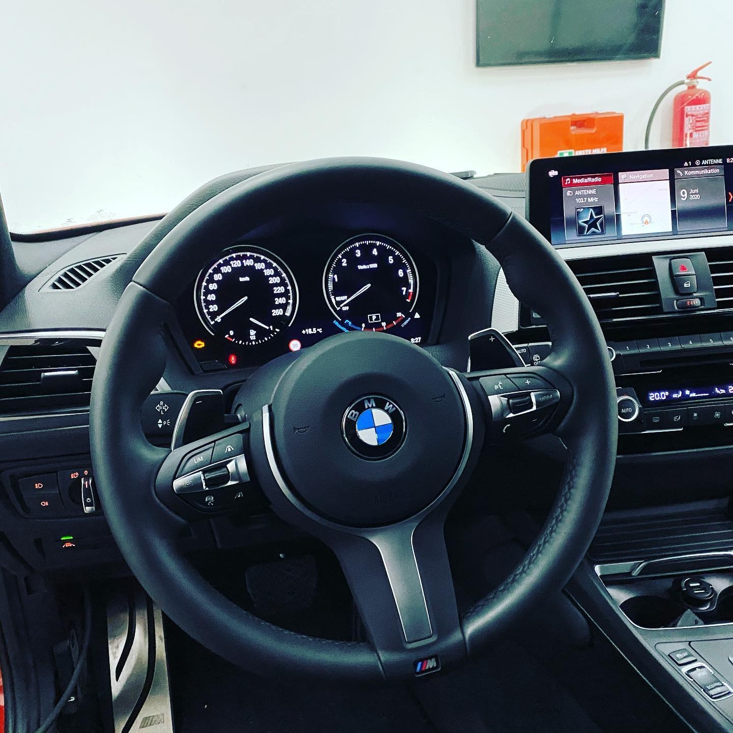 Bei diesem 1er BMW haben wir den ACC, also den aktiven Tempomaten mit Radarsensoren nachgerüstet. Willst du auch Teil autonomes… Bild 1