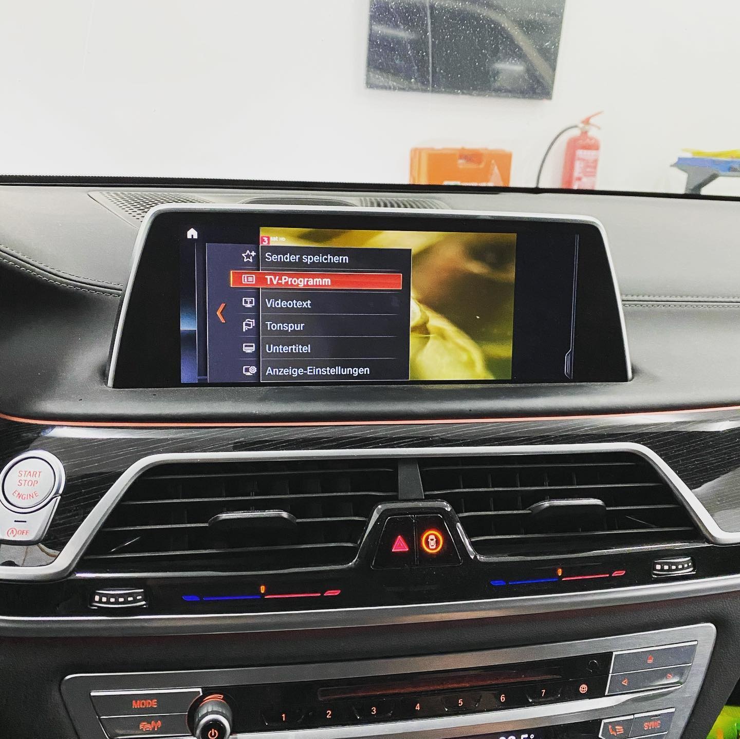 BMW 7er G11 | NachruÌstung DVB-T2 Digital Fernsehen Bild 1