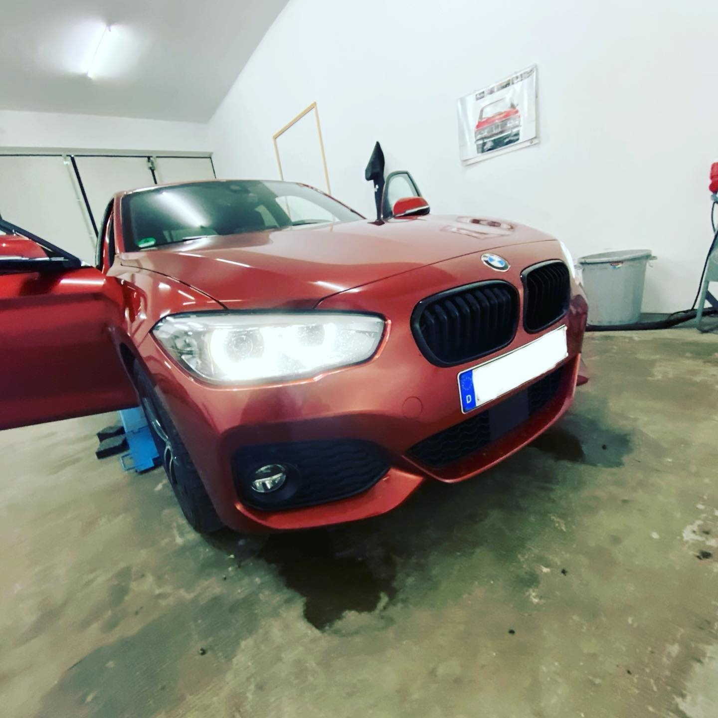 Bei diesem 1er BMW haben wir den ACC, also den aktiven Tempomaten mit Radarsensoren nachgerüstet. Willst du auch Teil autonomes… Bild 2