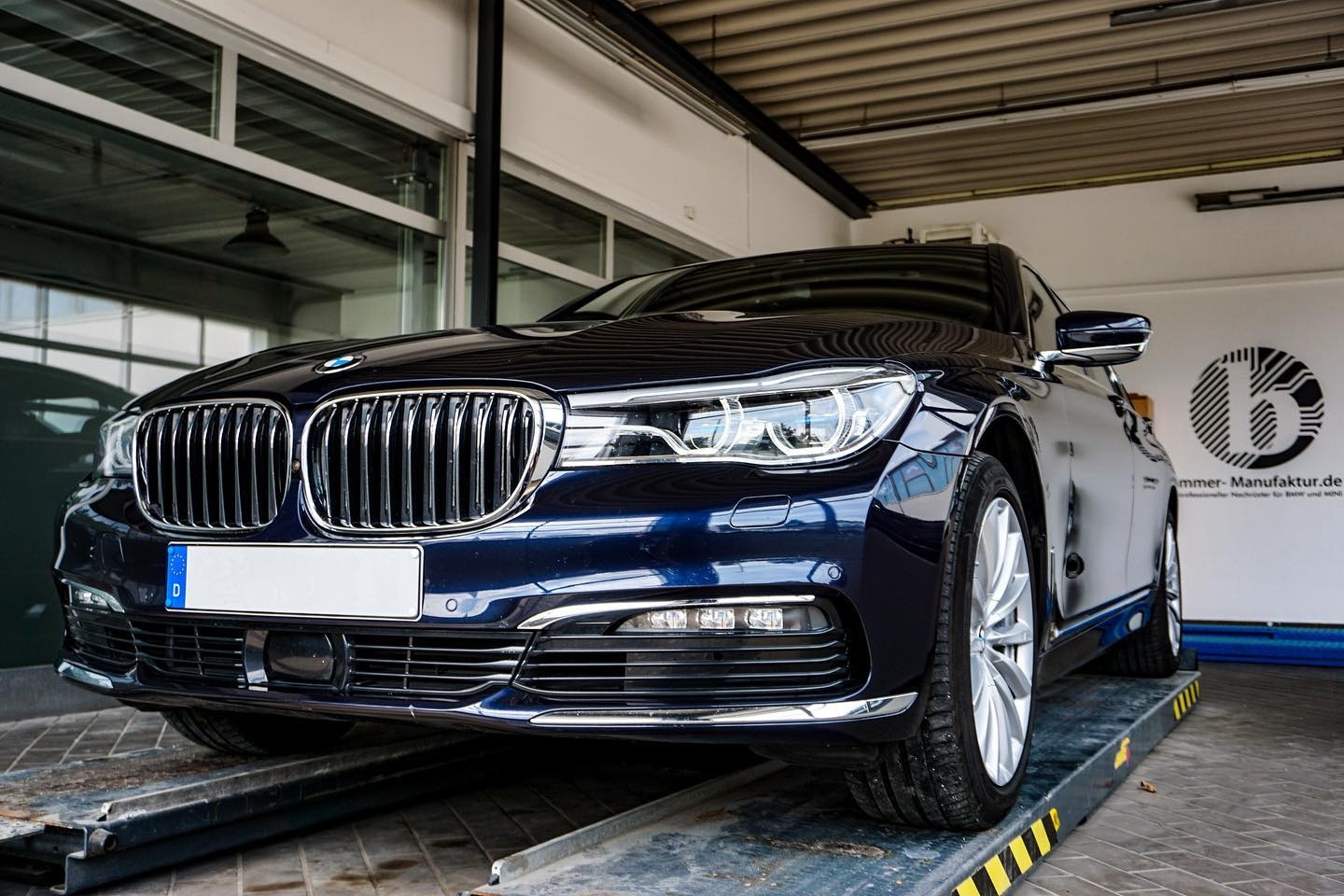 Gestatten: Die Bimmer Business Lounge, Dell 24“ Display drehbar, neigbar der Sitz, davon unbeeindruckt verstellbar, Anschluss an… Bild 1