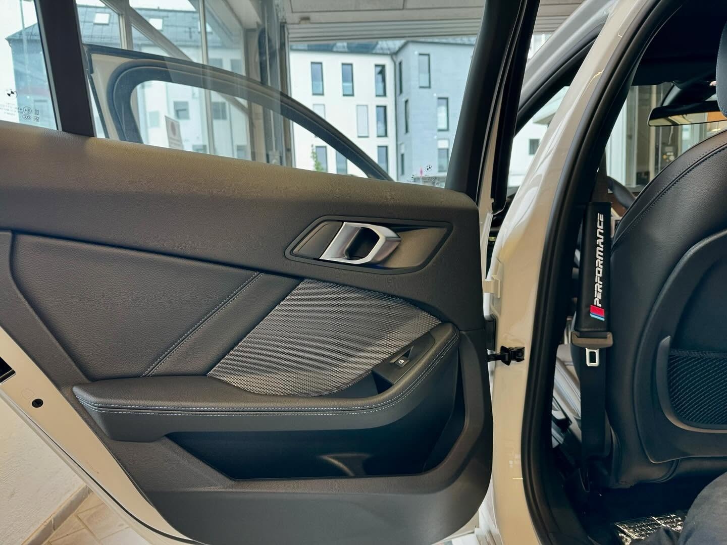 BMW F40 1er - Nachrüstung original BMW Harman Kardon Sound System Bild 3