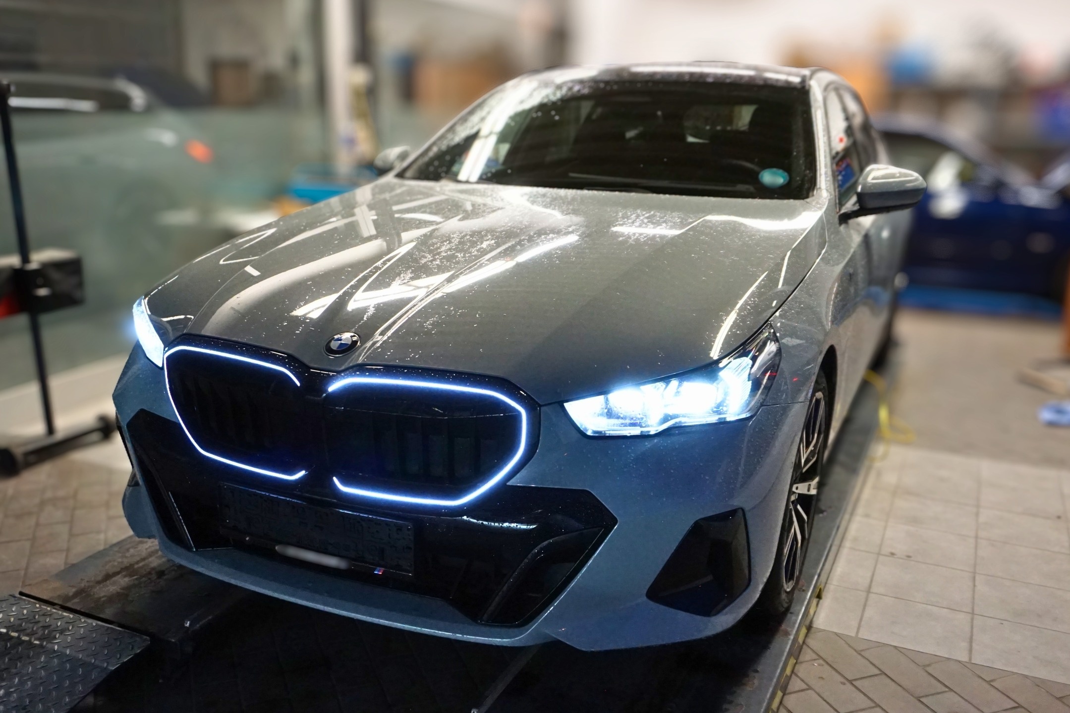 BMW 5er G61 - Nachrüstung Iconic Glow Bild 3