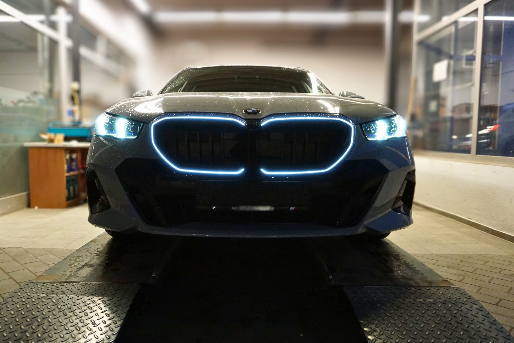BMW 5er G61 - Nachrüstung Iconic Glow Bild 5